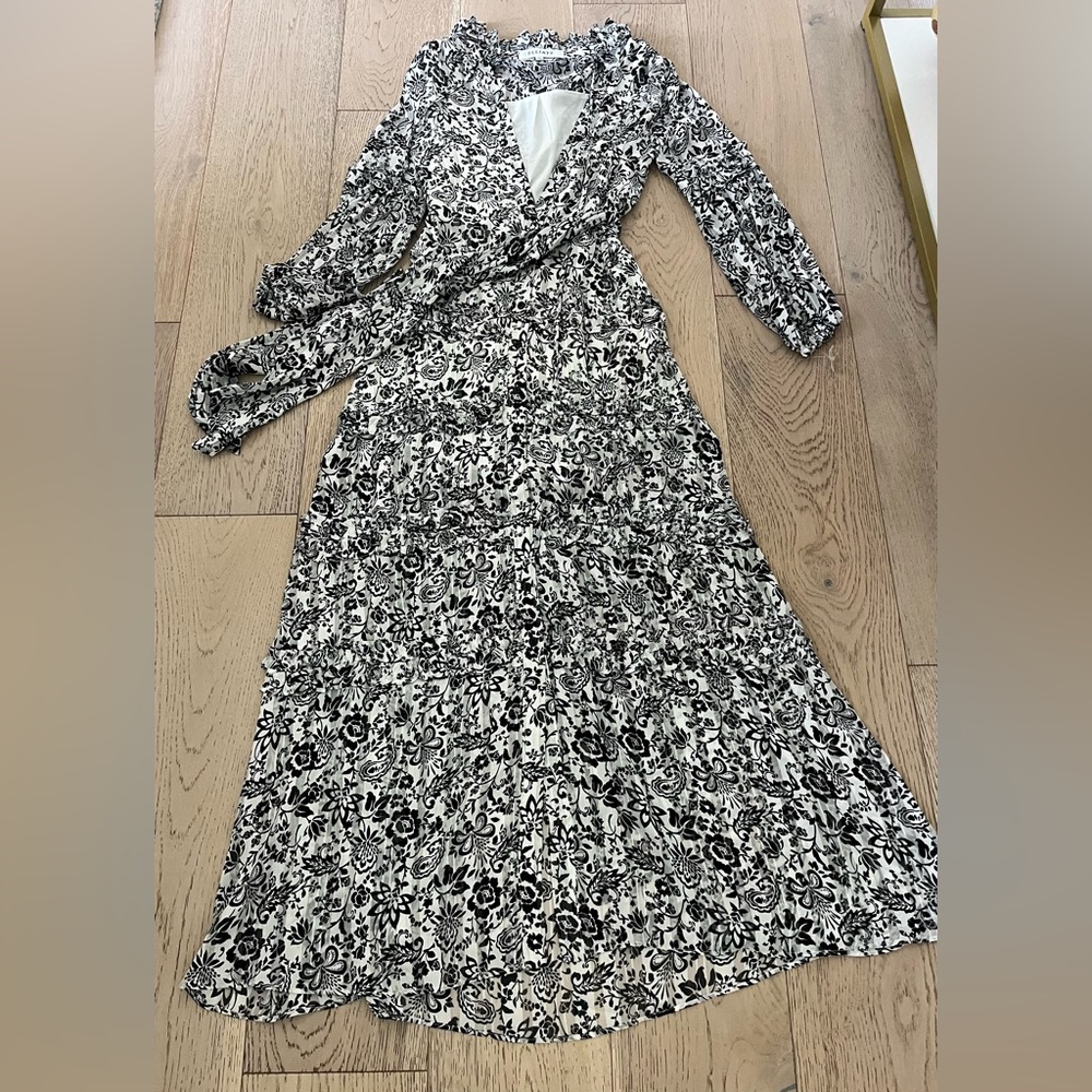 Elliatt Black and White Floral Long Sleeve Dress
